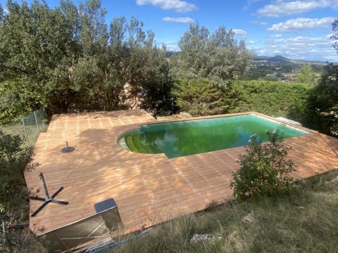 Terrasse bois Douglas autour d'une piscine à Saint Privat des Vieux 