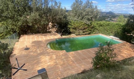 Terrasse bois Douglas autour d'une piscine à Saint Privat des Vieux 