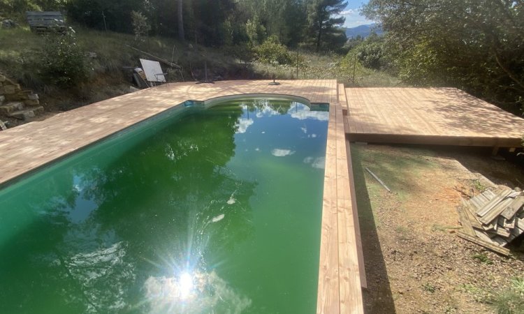 Terrasse bois Douglas autour d'une piscine à Saint Privat des Vieux 